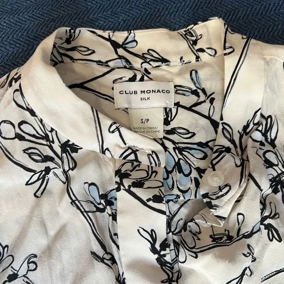 Blouse silk CLUB MONACO SIZE SP Color crem/floral blue/ black flowers . - Picture 2 of 5